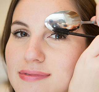 Sử dụng muỗng để tránh làm lem mascara trên mí mắt của bạn