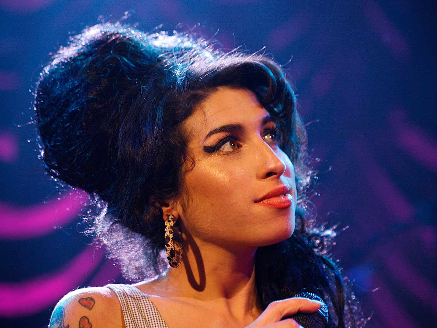 Amy Winehouse kẻ mắt mèo