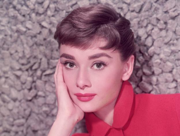 Audrey Hepburn kẻ mắt mèo