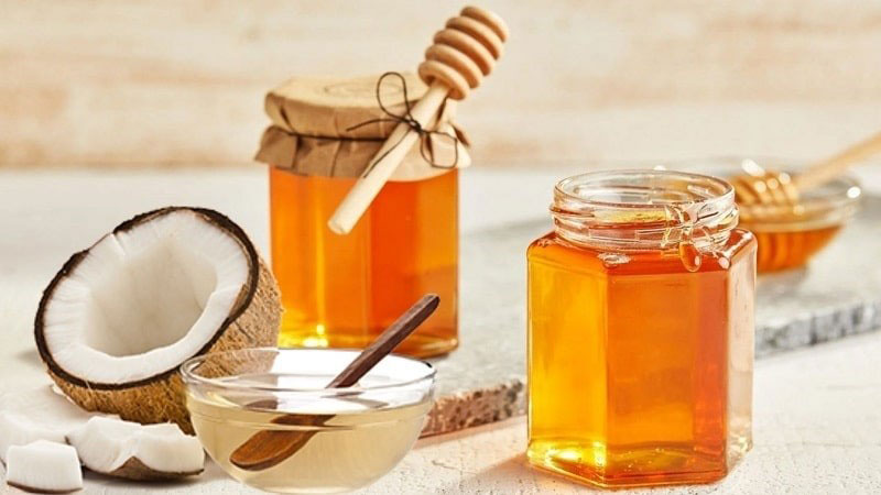 Tẩy tế bào chết cho môi tại nhà bằng dầu dừa mật ong
