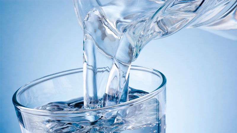 Uống đủ nước để hạn chế da khô